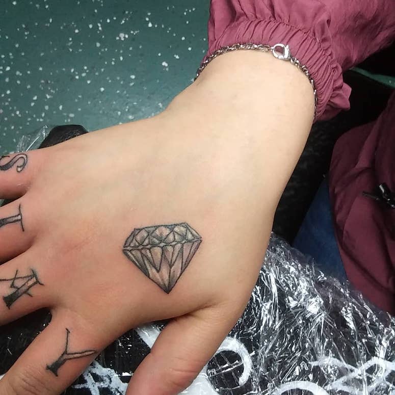 Featured image of post Foto De Tatuagem De Diamante No Braço / Elas são bastante populares principalmente entre os homens.