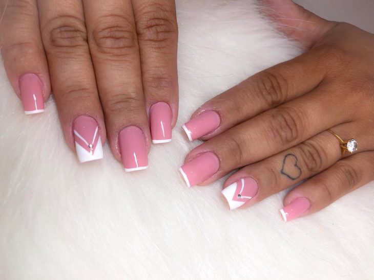 unhas-decoradas-rosa-com-pedras