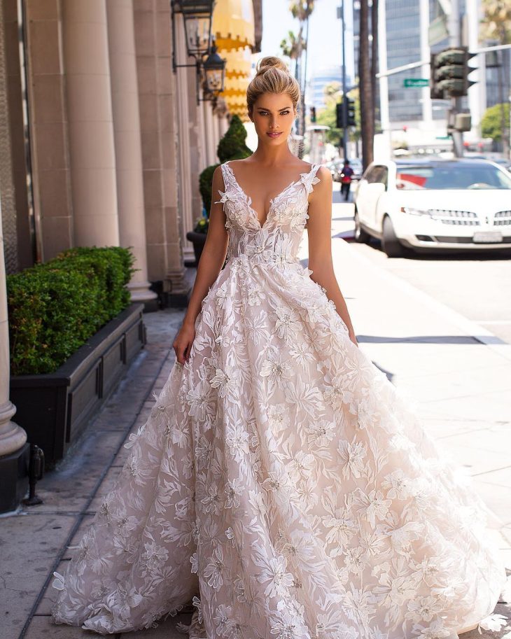 vestido de noiva simples estilo princesa