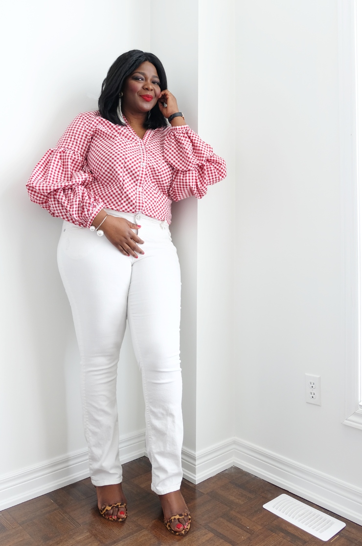 blusa rosa com calça branca