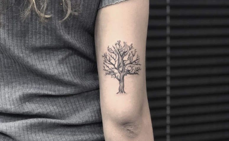 Featured image of post Arvore Da Vida Tatuagem Feminina As ra zes tamb m simbolizam o car ter forte de tatuagem de rvore com folhas simboliza rebrota