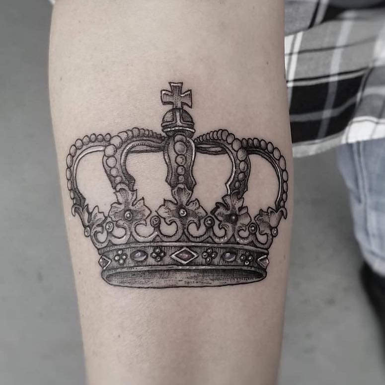 Tatuagem no braço de coroa