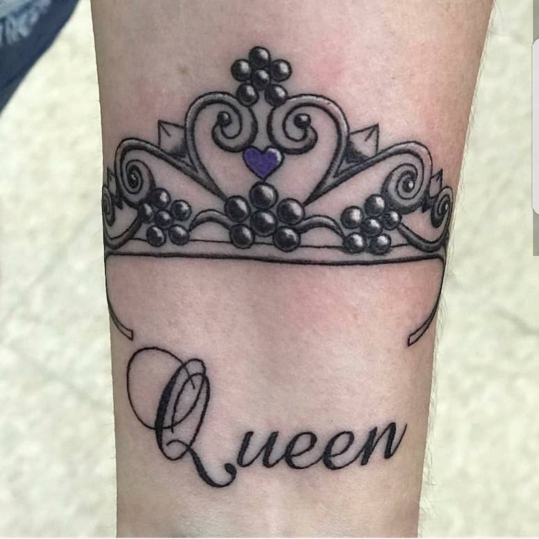 Tatuagem de coroa para mulher