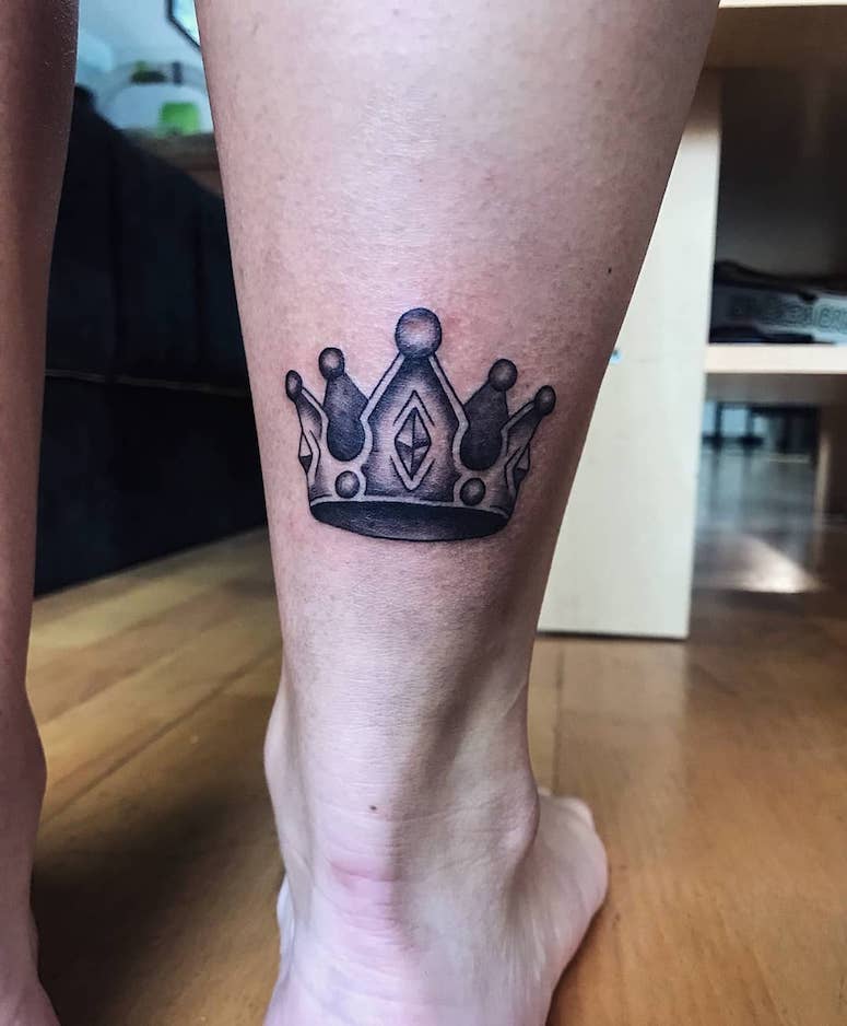Tatuagem de coroa na perna