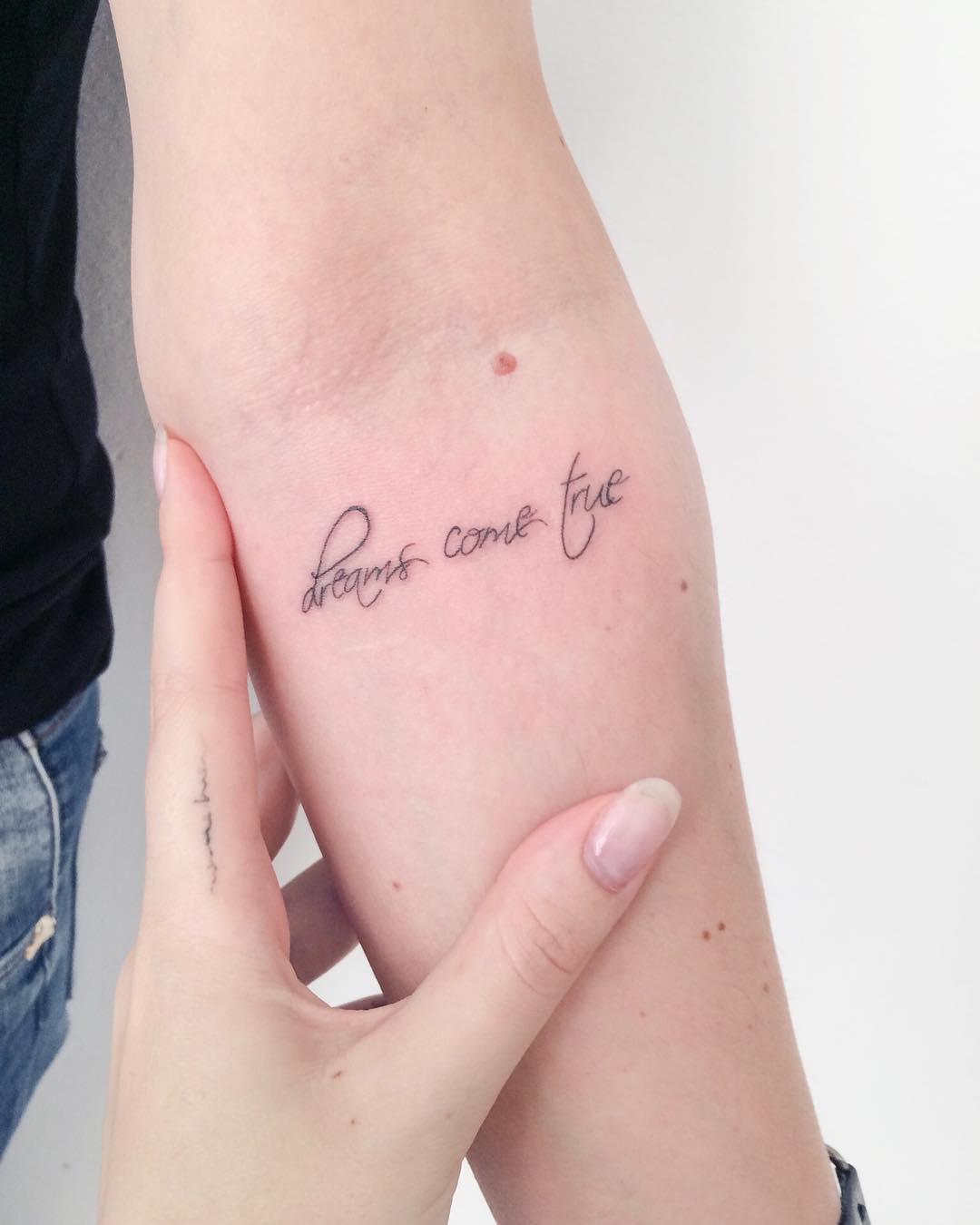 Featured image of post Frases Para Tatuagem Feminina No Bra o Um cat logo completo para voc escolher a sua