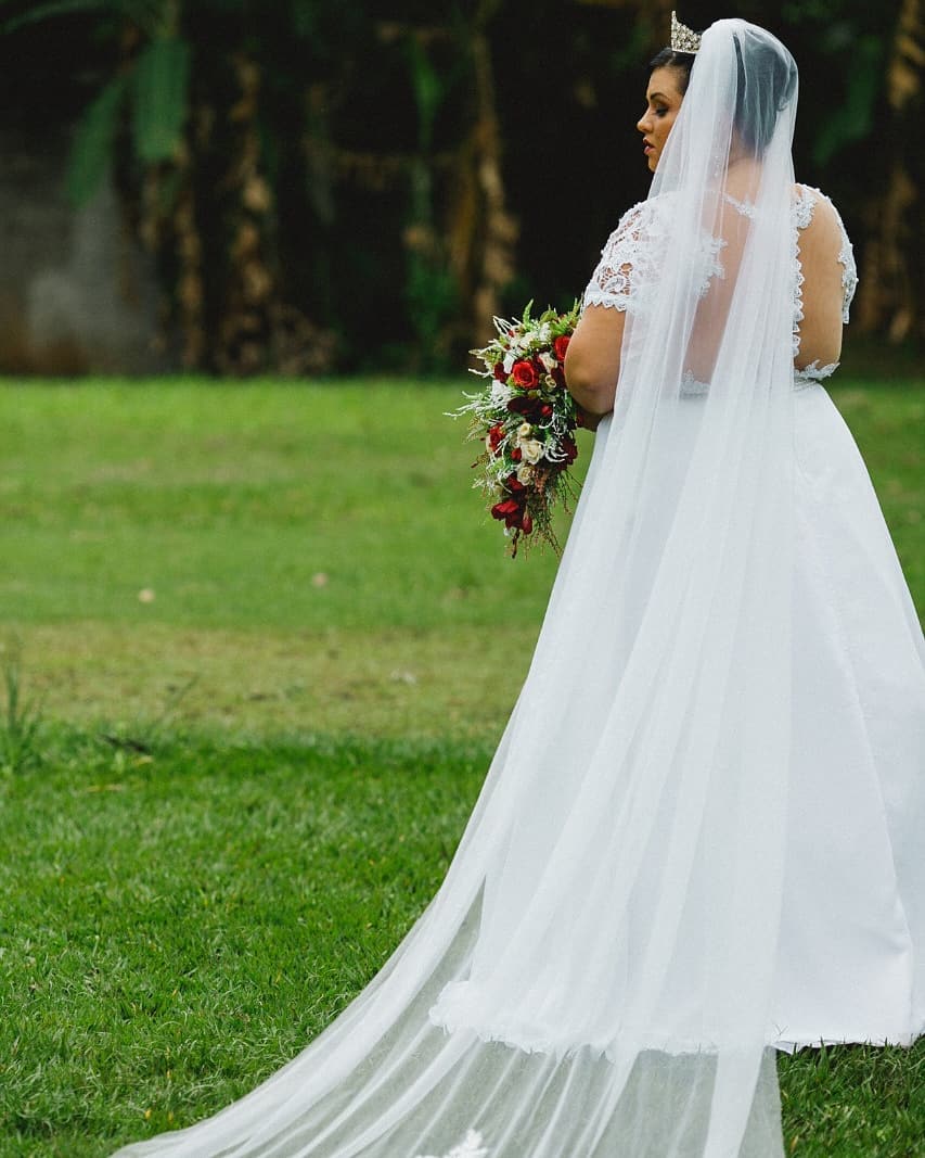 vestido de noiva simples com veu
