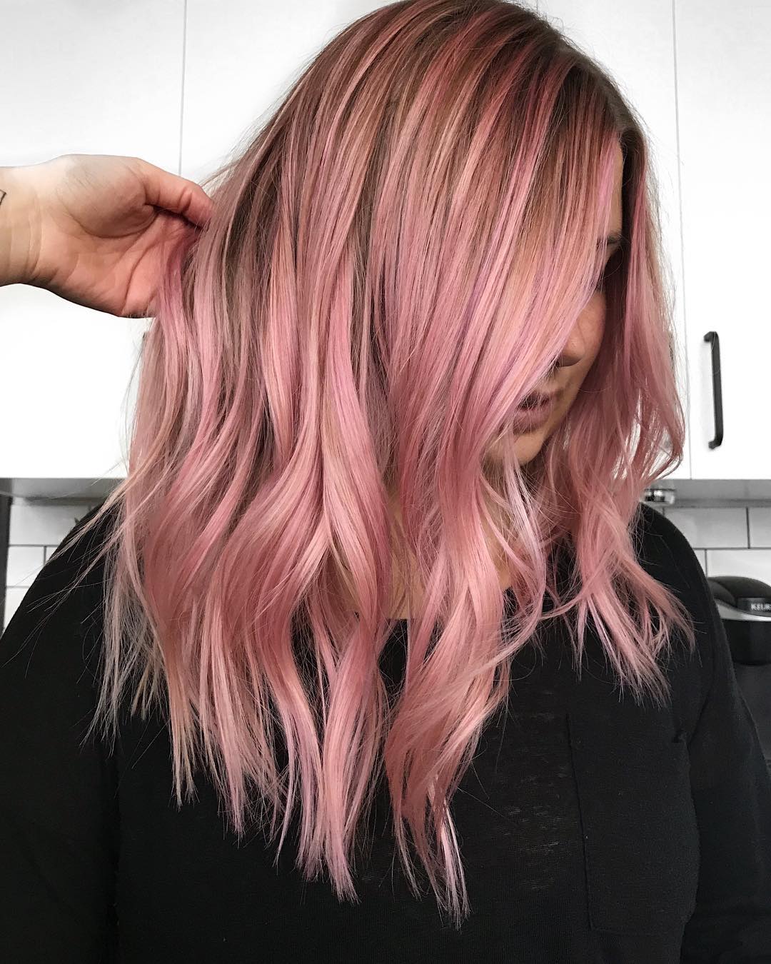 Розовые волосы 2024. Розовый цвет волос. Русый с розовым оттенком. Волосы с розовым отливом. Розовое мелирование на русые волосы.
