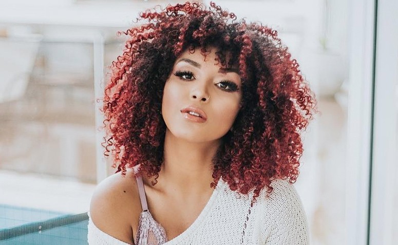 Cabelo vermelho escuro: 50 ideias dessa cor quente para te inspirar