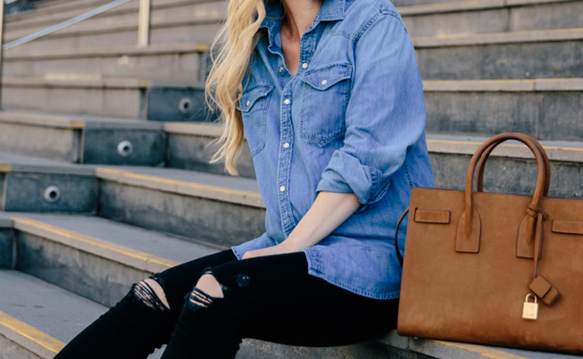 vestido tenis e camisa jeans