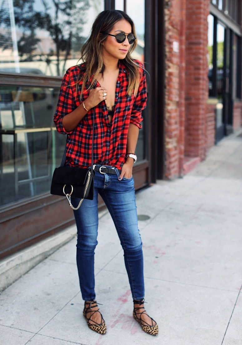 calça jeans e camisa xadrez feminina