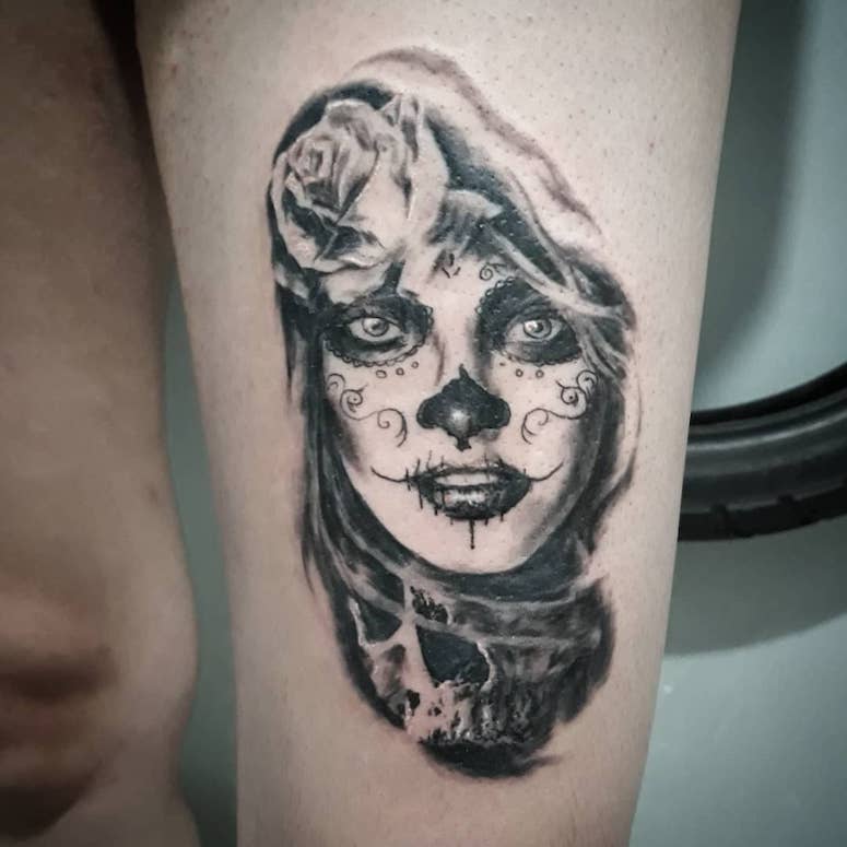 Featured image of post Desenho De Tatuagem De Caveira Mexicana A caveira uma tima forma de uso de tatuagem ainda mais se a sua a tatuagem de caveira mexicana representa toda essa festividade