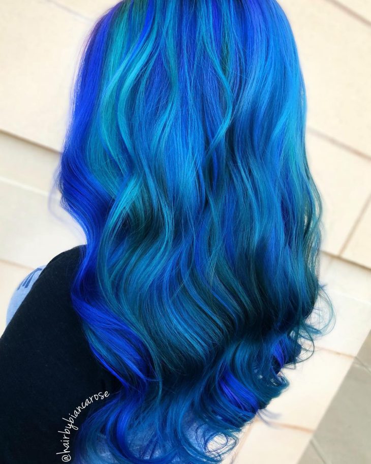 luzes azul no cabelo masculino