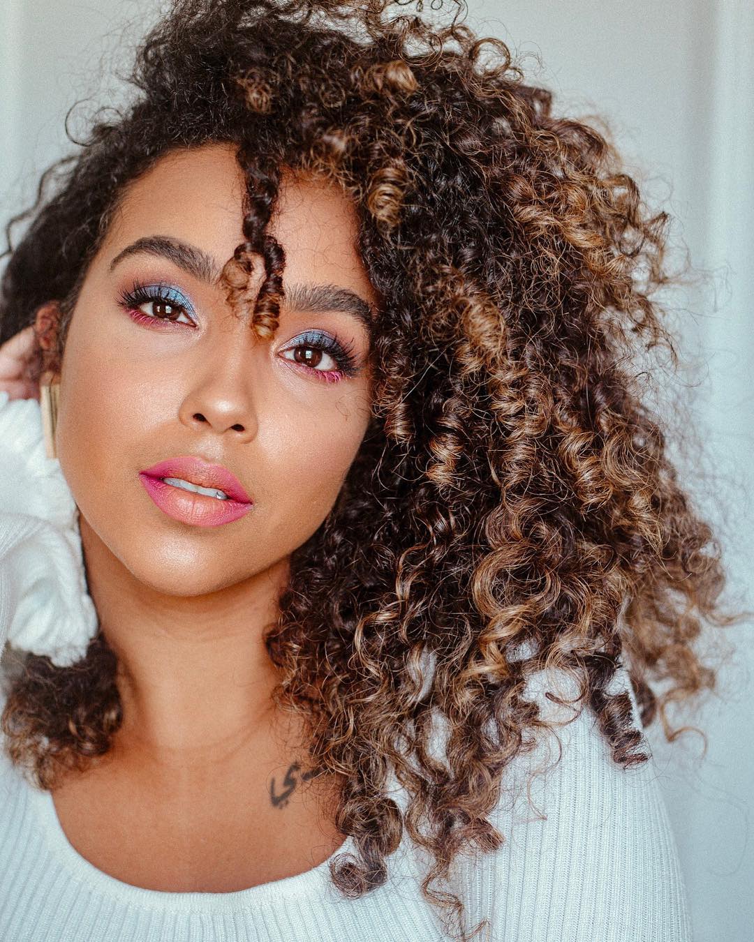 Cabelo cacheado com luzes: 60 ideias desse estilo incrível