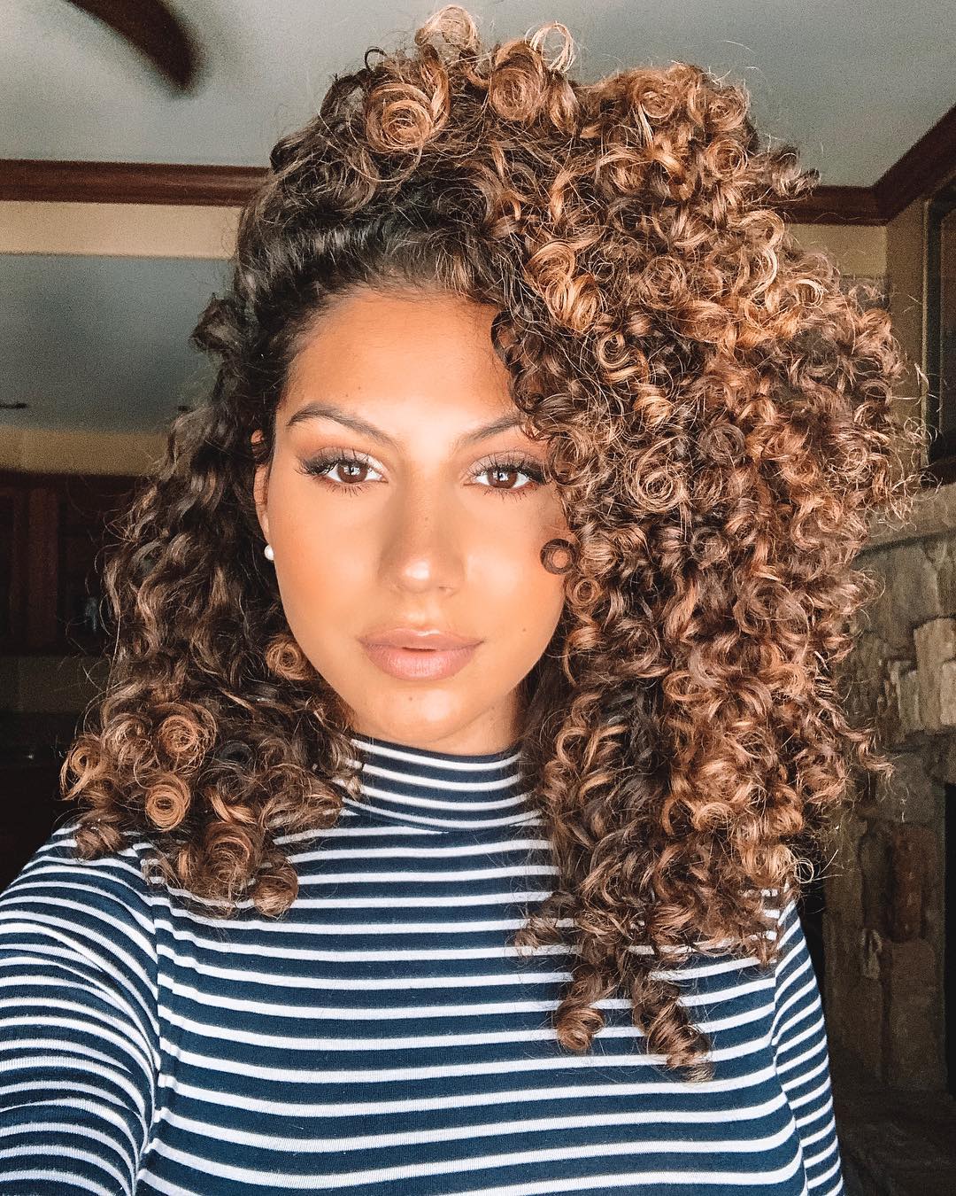 Cabelo cacheado com luzes: 60 ideias desse estilo incrível