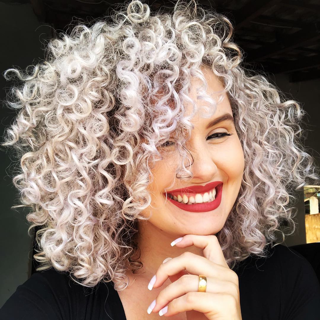 Cabelo cacheado platinado: 60 fotos para se inspirar e dicas de cuidados