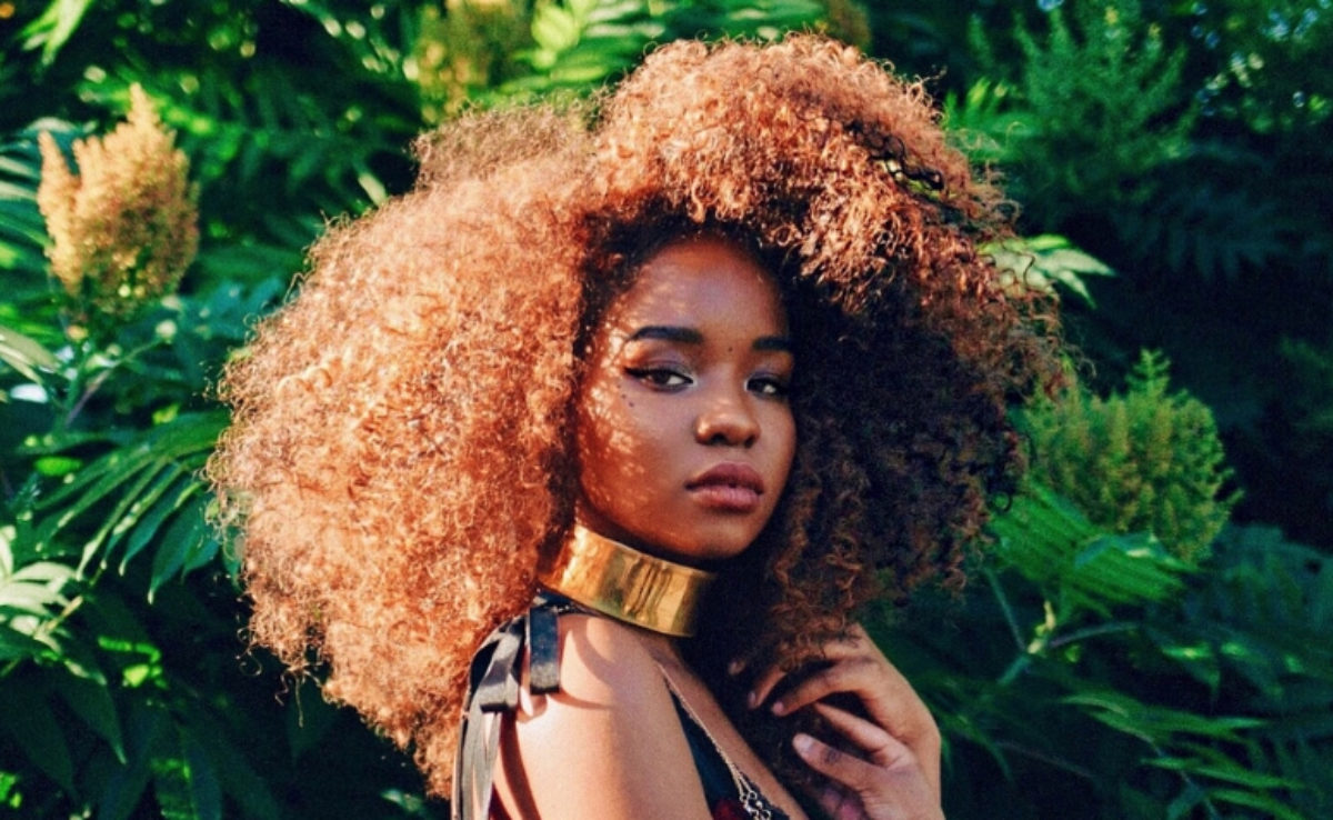 mulher com cabelo black power usando choker grosso