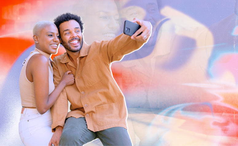casal negro de namorados tirando uma selfie abraçados