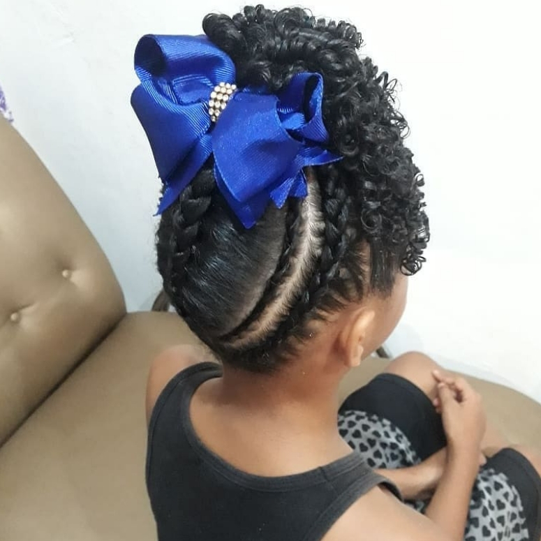 42+ Ideias de Penteado de Casamento para Cabelo Cacheado Infantil