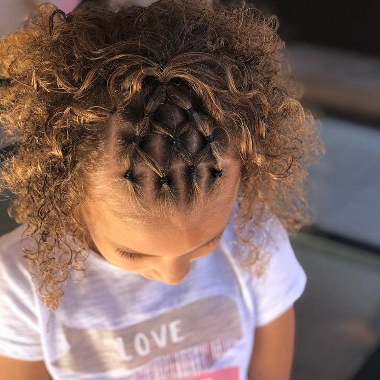 42+ Ideias de Penteado de Casamento para Cabelo Cacheado Infantil