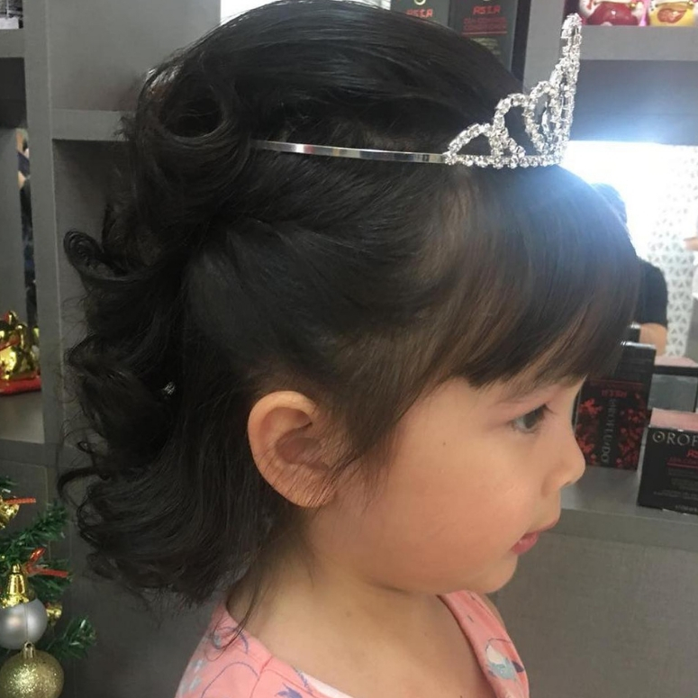 Penteado Infantil com coque, tranças e coroa de princesa