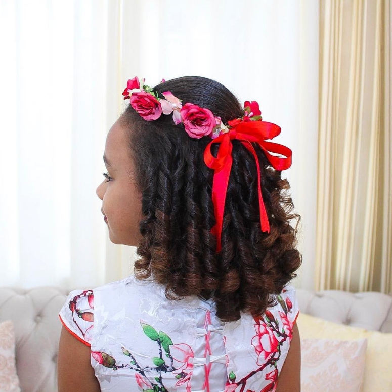 Penteado Infantil de princesa com flor de cabelo para festa e formatura 