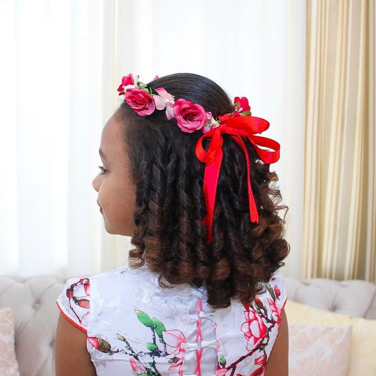 42+ Ideias de Penteado de Casamento para Cabelo Cacheado Infantil