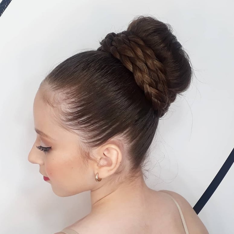 Penteado infantil para o Carnaval: coque alto enfeitado