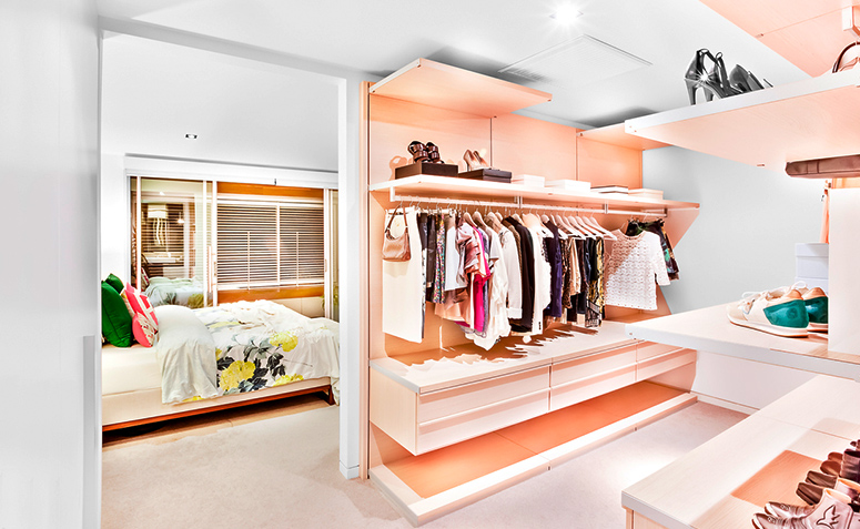 Quarto com closet: 80 projetos para inspirar o seu