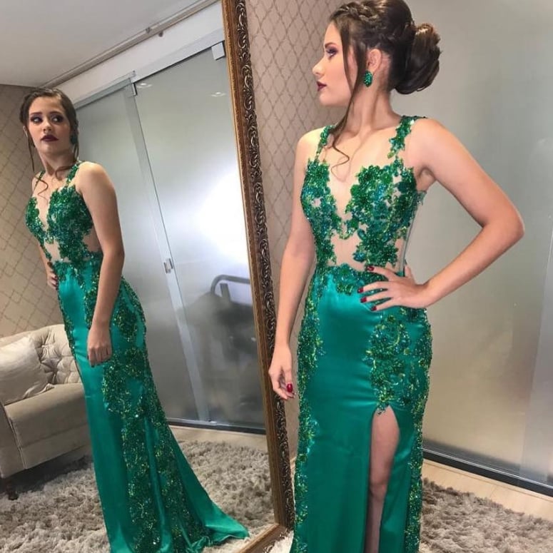 vestido verde com sandalia preta