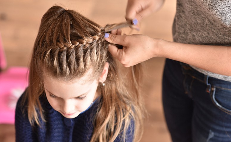 Penteado Infantil tiara de ligas com cabelo solto ou amarração. 