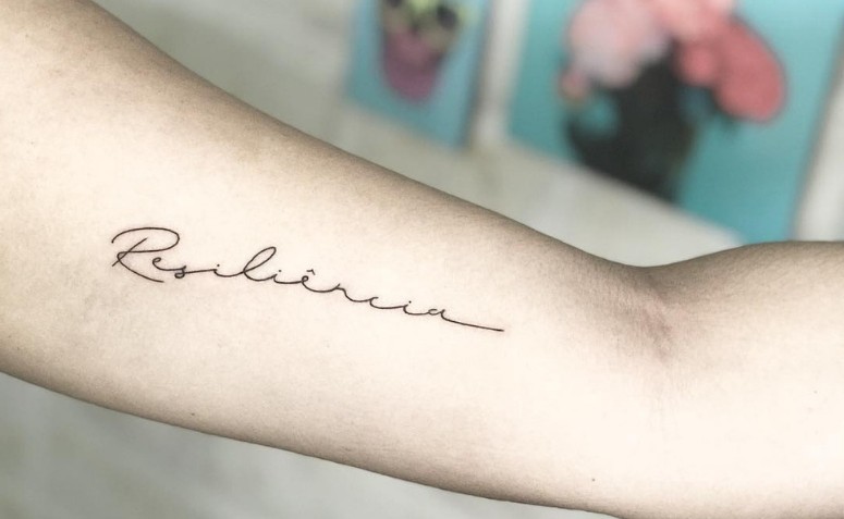 Tatuagens femininas delicadas que representam resiliência – Nova