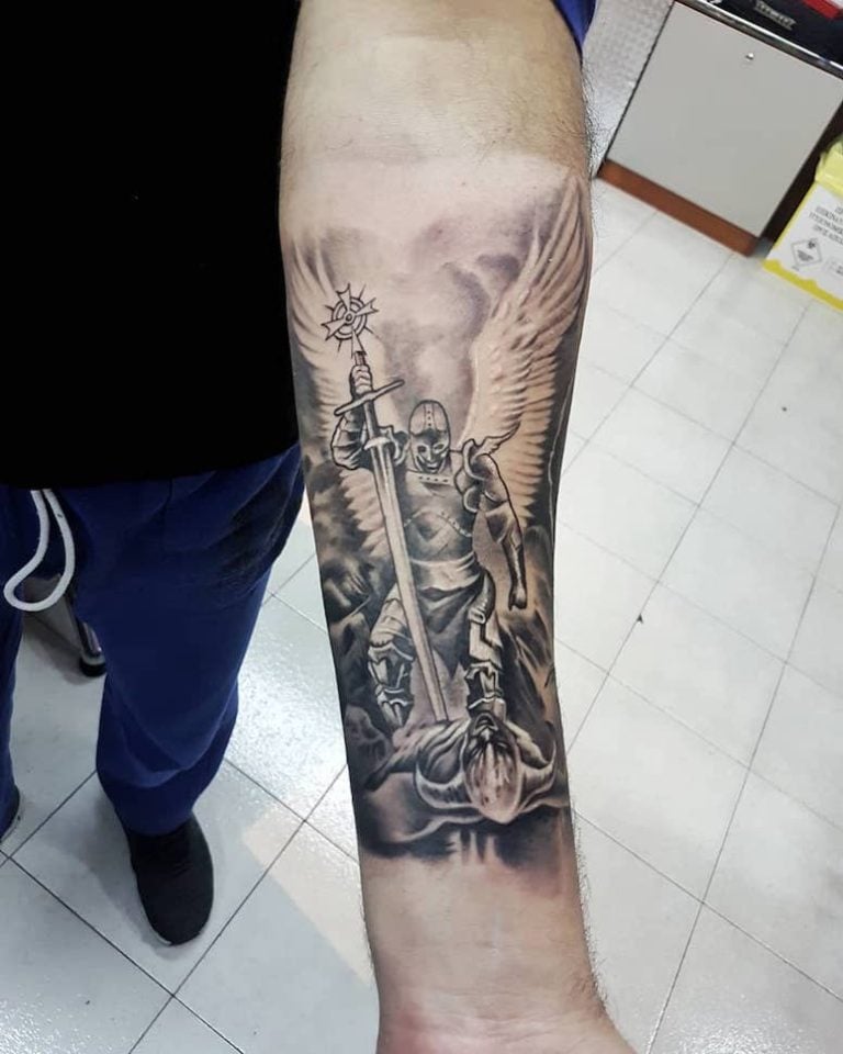 Tatuagem de anjo feminina: 80 ideias para marcar a pele com estilo