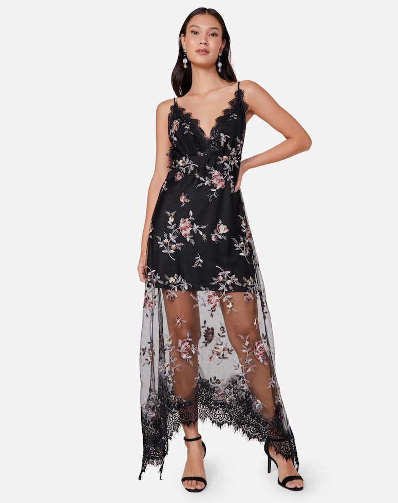 vestido longo de renda transparente nas pernas