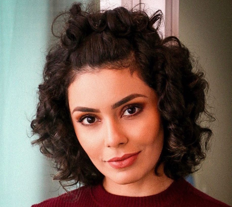 Penteado para cabelo cacheado curto: 50 fotos e vídeos encantadores – Mari  Carvalho