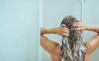 Shampoo para queda de cabelo: os melhores produtos e receitas caseiras