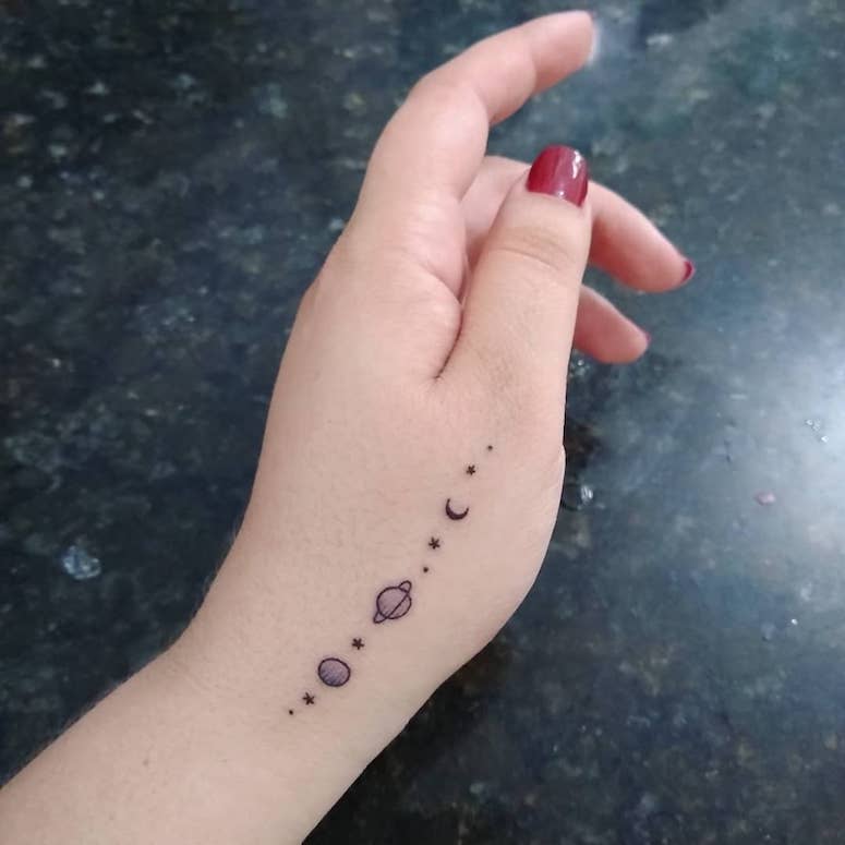 Rosa na mão  Tatuagem sem contorno, Tatuagem na mão, Tatuagens femininas  delicadas