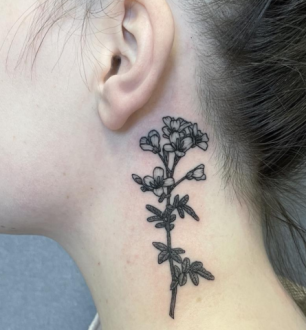 Tatuagem no pescoço: artes femininas para mulheres de atitude