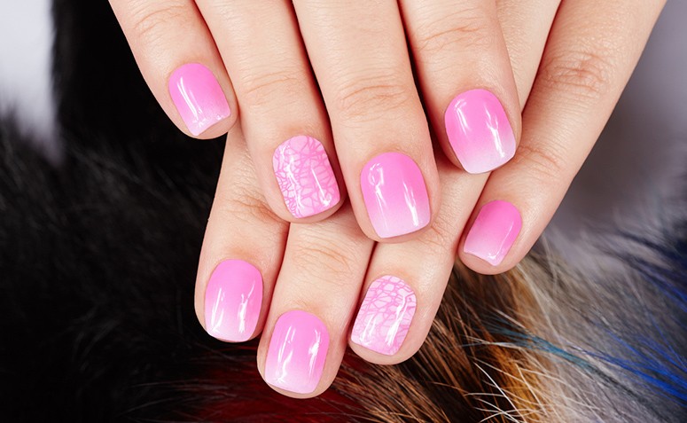 Unhas decoradas rosas: 80 inspirações e tutoriais para fazer em casa