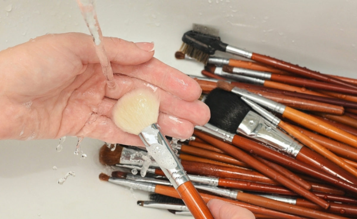 Como limpar pincel de maquiagem: dicas para deixar seus pinc&eacute;is novos