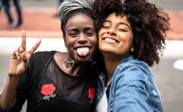 Legenda para foto com prima: 50 opções cheias de carinho