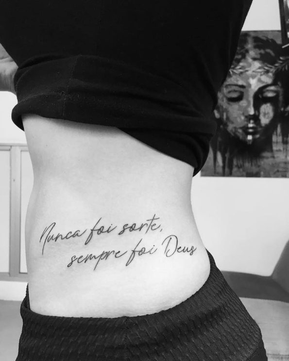 Tatuagem na cintura: 50 inspirações criativas e femininas
