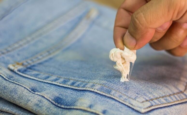 Como tirar chiclete de roupa: 5 técnicas simples e que funcionam