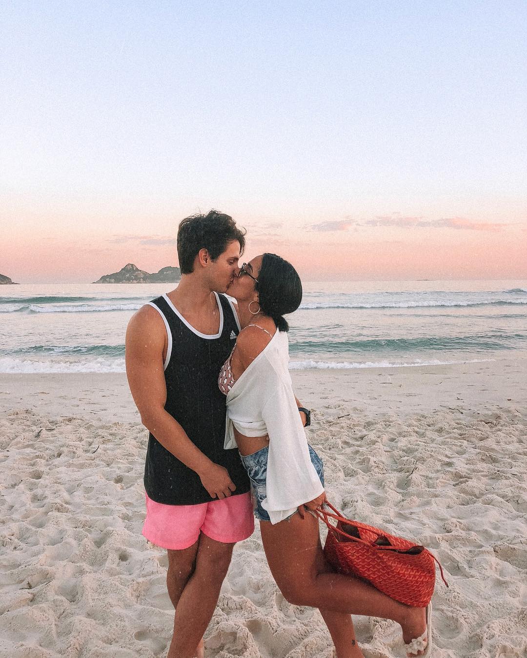 Featured image of post Frases De Casal Na Praia Tumblr N o jogue espinhos na estrada na volta voc pode estar descal o