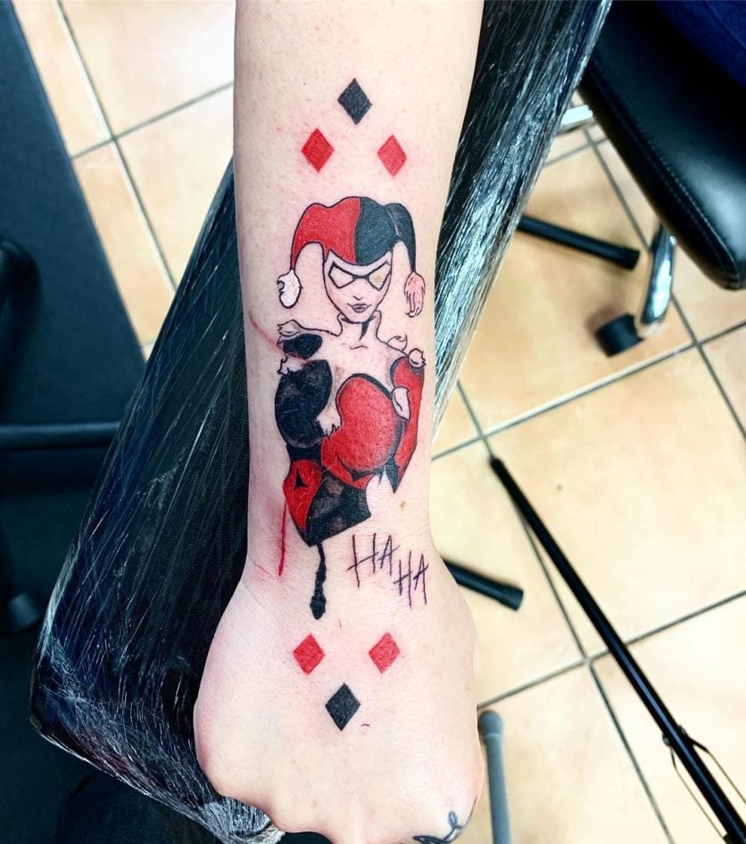 Tatuagem da Arlequina: 35 fotos para você se inspirar