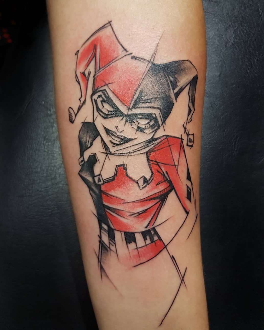 Tatuagem da Arlequina: 35 fotos para você se inspirar