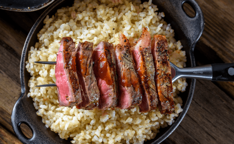 24 receitas de acompanhamento para churrasco que vão incrementar sua refeição