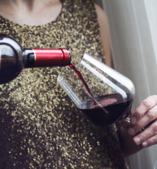 Como abrir vinho sem saca-rolhas: 6 maneiras alternativas e práticas