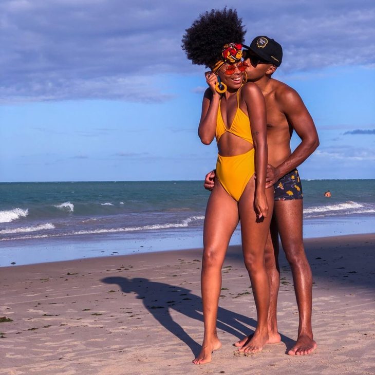 Featured image of post Poses Para Fotos Casal De Namorados Na Praia Mas quando acordo sol n o tem tempo que me fa a ela ama a praia o mar e ningu m esquenta a cabe a dela al m do sol