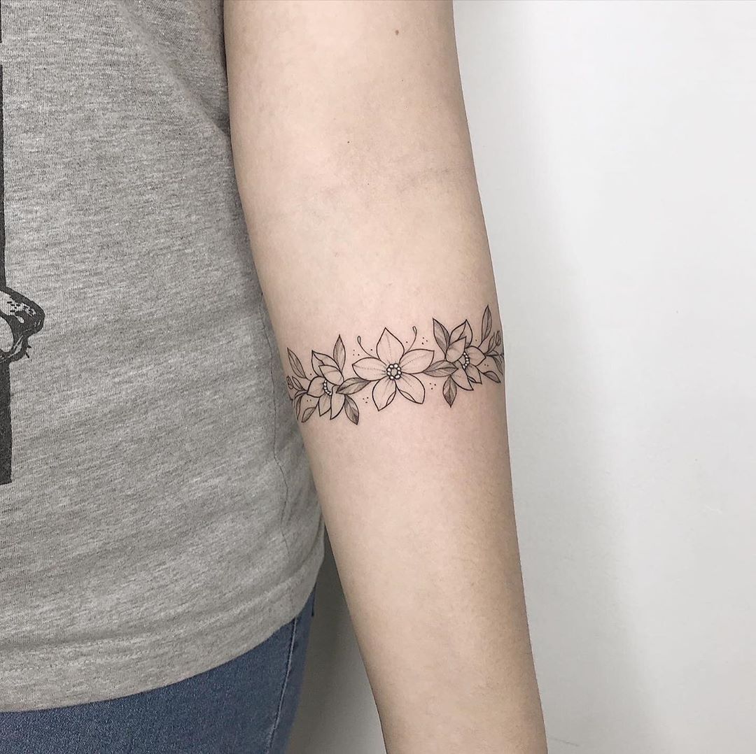 Tattoo na mão delicada  Tattoos pulseras, Tatuajes, Tatuaje de pulsera