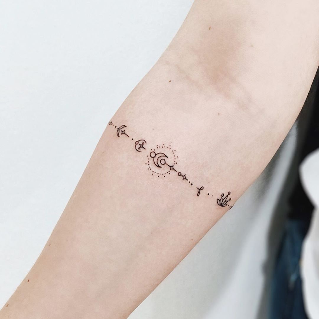 32 ideias de tatuagens de bracelete para se inspirar